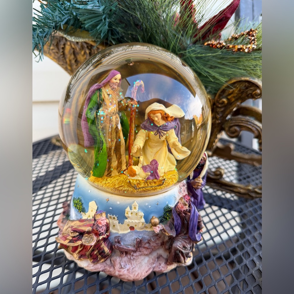 Nativity 3 Kings Joseph Mary Baby Jesus Musical Christmas Snow Globe